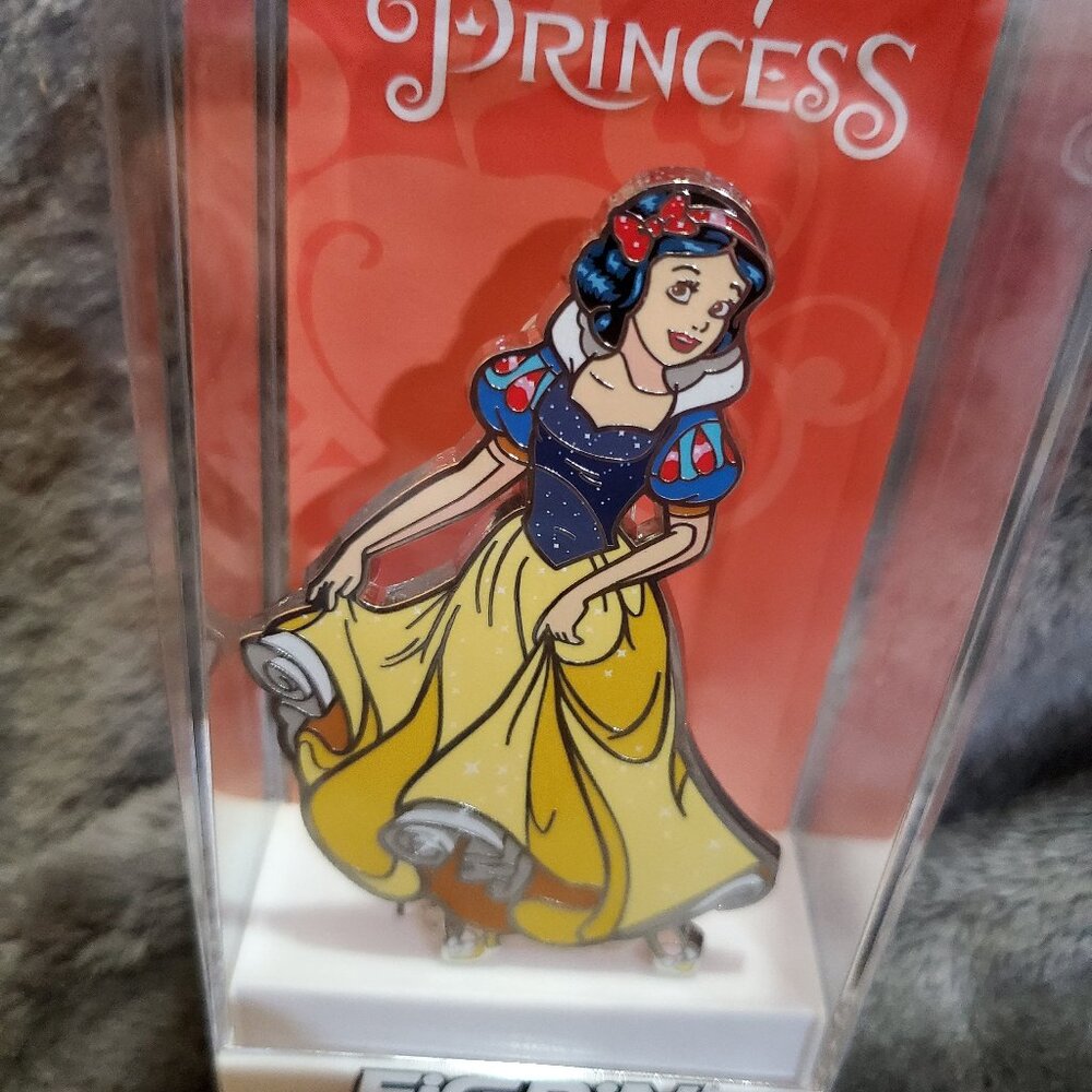 FiGPiN Disney Parks "Snow White" Princess Pin #223 - Picture 4 of 5